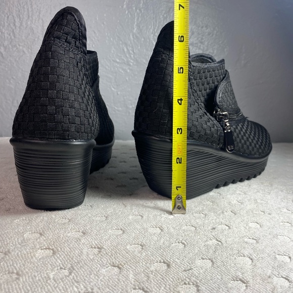 NWOT Bernie Mev Zig Zag Side Zip Ankle Bootie -  In Black - Picture 16 of 16